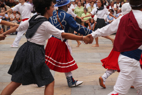 традиционные баскские танцы на народном фестивале