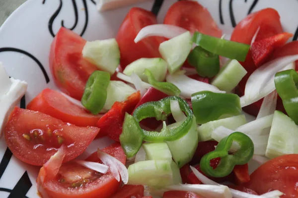 Frischer Salat Auf Einem Tablett — Stockfoto