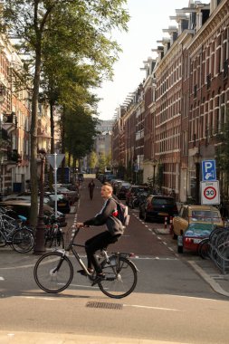 Kentsel bir ortamda bisiklet sürmek