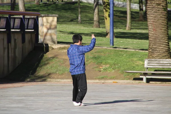 Man Practicing Tai Chi Street — Stock Photo, Image