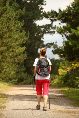Kırsalda yürüyüş yapmak.