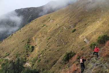 Kırsalda yürüyüş yapmak.