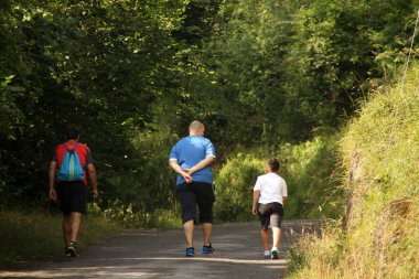 Kırsalda yürüyüş yapmak.