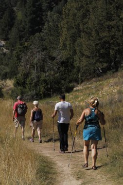 Kırsalda yürüyüş yapmak.