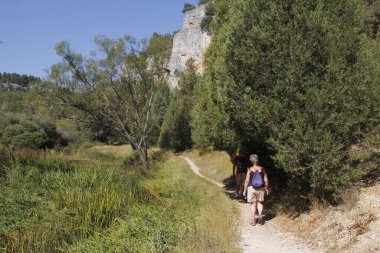 Kırsalda yürüyüş yapmak.