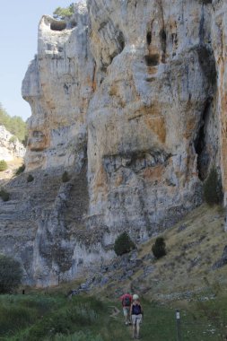 Kırsalda yürüyüş yapmak.