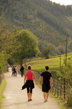 Kırsalda yürüyüş yapmak.