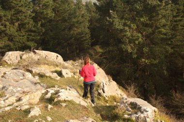 Kırsalda yürüyüş yapmak.