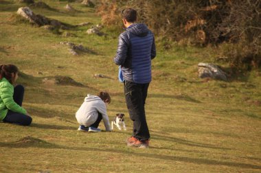 Kırsalda yürüyüş yapmak.