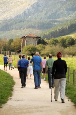 Kırsalda yürüyüş yapmak.