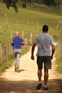 Kırsalda yürüyüş yapmak.