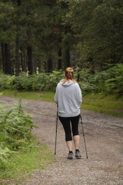 Kırsalda yürüyüş yapmak.