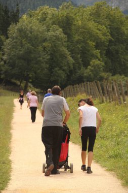 Kırsalda yürüyüş yapmak.
