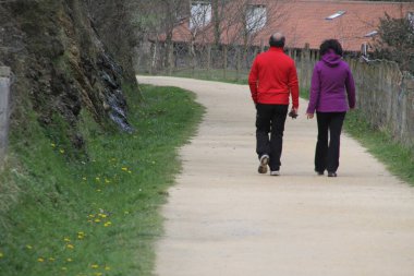 Kırsalda yürüyüş yapmak.