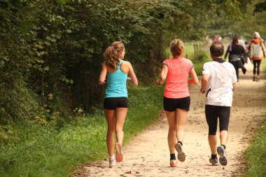 Kırsalda yürüyüş yapmak.