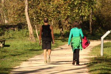 Kırsalda yürüyüş yapmak.