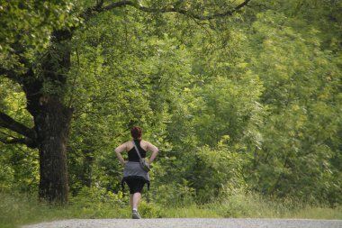 Kırsalda yürüyüş yapmak.