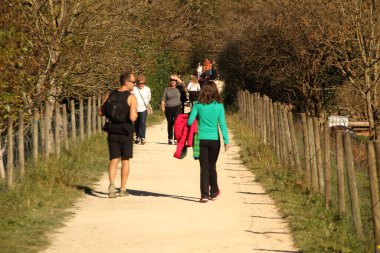 Kırsalda yürüyüş yapmak.