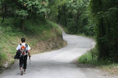 Kırsalda yürüyüş yapmak.