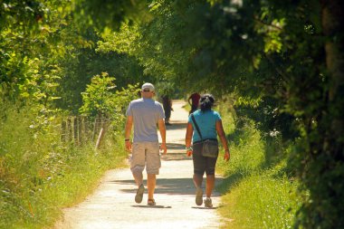 Kırsalda yürüyüş yapmak.