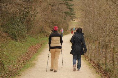 Kırsalda yürüyüş yapmak.