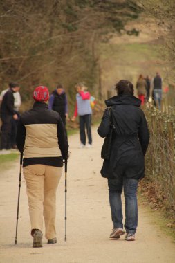 Kırsalda yürüyüş yapmak.