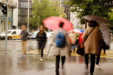 Zürih caddesinde yürüyorum.