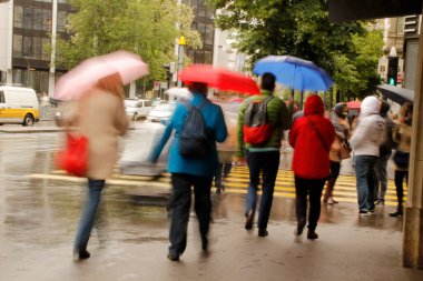 Zürih caddesinde yürüyorum.