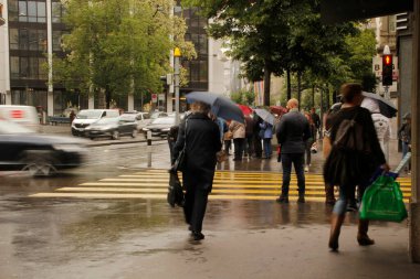 Zürih caddesinde yürüyorum.