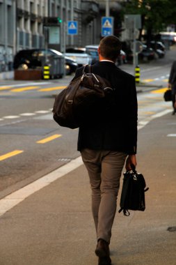 Zürih caddesinde yürüyorum.