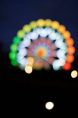 Geceleri dönme dolaba bakıyorum.