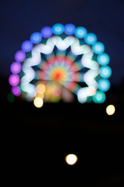 Geceleri dönme dolaba bakıyorum.