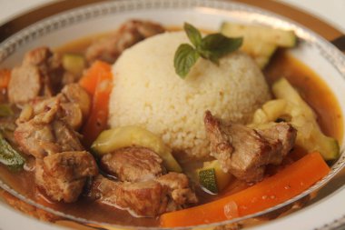 Pirinç ve sebzeli tabak.