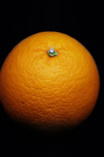 Odizolowana Pomarańcza Czarnym Tle — Zdjęcie stockowe
