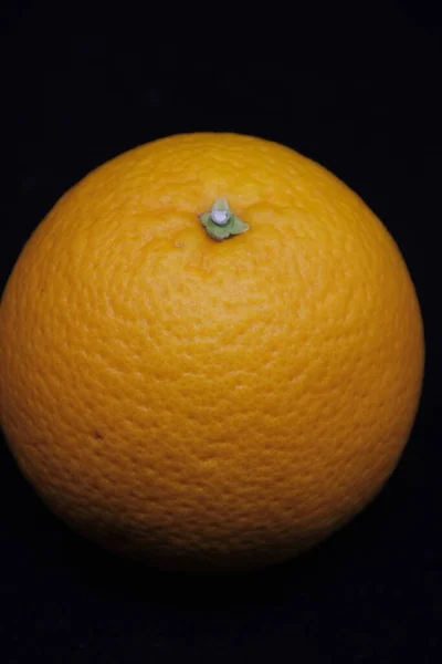 黒の背景に隔離されたオレンジ — ストック写真