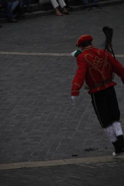 Halk festivalinde geleneksel bas dansı