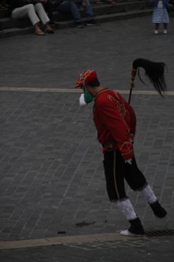 Halk festivalinde geleneksel bas dansı