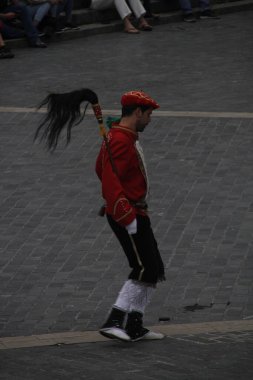 Halk festivalinde geleneksel bas dansı