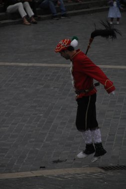 Halk festivalinde geleneksel bas dansı