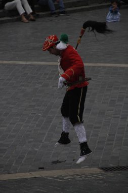Halk festivalinde geleneksel bas dansı