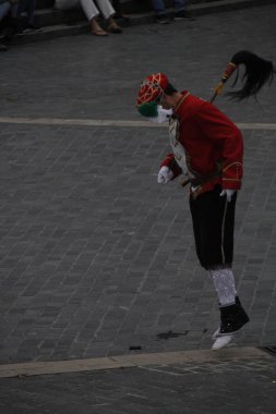 Halk festivalinde geleneksel bas dansı
