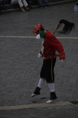 Halk festivalinde geleneksel bas dansı