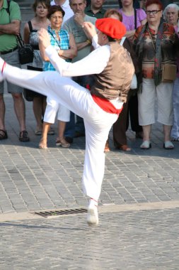 Halk festivalinde geleneksel bas dansı