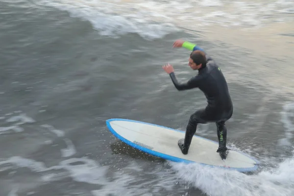 Surfing Στις Ακτές Της Χώρας Των Βάσκων — Φωτογραφία Αρχείου