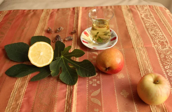 Sitruunatee Pöydällä — kuvapankkivalokuva