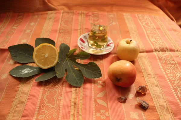 柠檬茶放在桌子上 — 图库照片