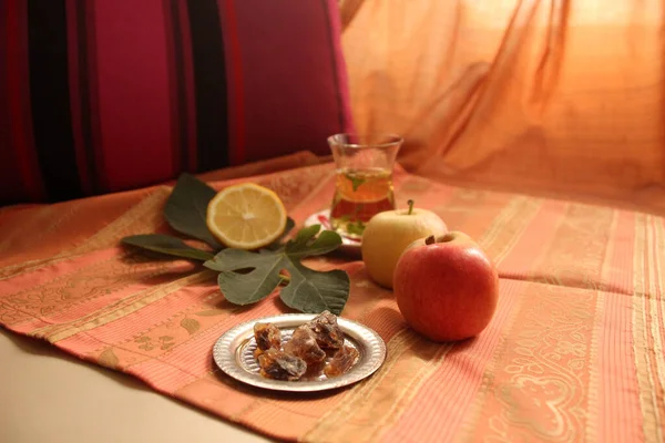 Sitruunatee Pöydällä — kuvapankkivalokuva