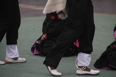 Kolombiya halk dansı gösterisi bir sokak festivalinde