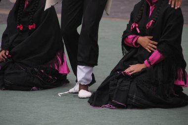 Kolombiya halk dansı gösterisi bir sokak festivalinde