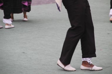 Kolombiya halk dansı gösterisi bir sokak festivalinde